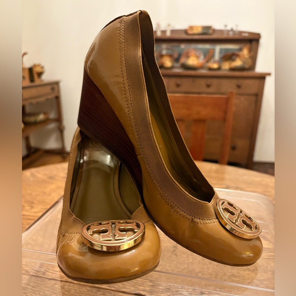 Tory Burch Caroline Patent Leather Wedge Pumps Camel Color Size 8.5